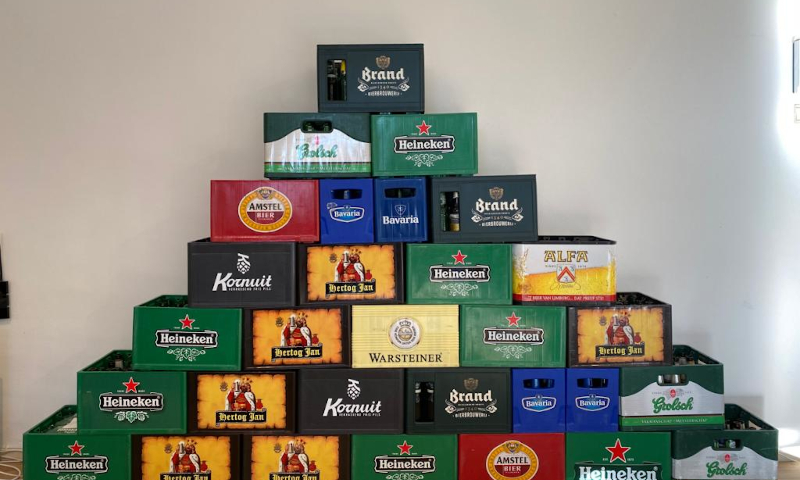 Kratten bier in piramidevorm